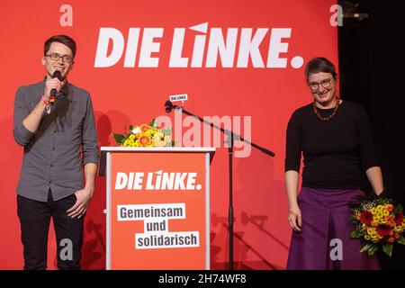 Bad Blankenburg, Allemagne.20 novembre 2021.Le politicien universitaire Christian Schaft (l) et l'avocat de Weimar Ulrike grosse-Röthig, les nouveaux présidents du Parti de gauche de Thuringe, remercient les délégués après leur élection.Tous deux ont été élus en tant que nouveau duo à la conférence du parti d'État de la gauche de Thuringe.Credit: Michael Reichel/dpa/Alay Live News Banque D'Images