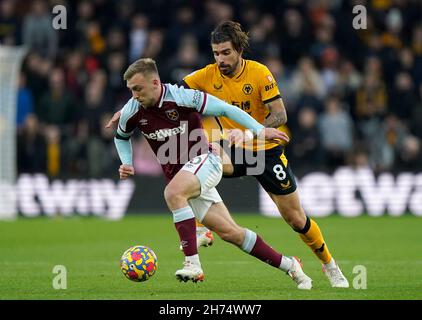 Jarrod Bowen (à gauche) de West Ham United et Ruben Neves de Wolverhampton Wanderers se battent pour le ballon lors du match de la Premier League au stade Molineux, Wolverhampton.Date de la photo: Samedi 20 novembre 2021. Banque D'Images