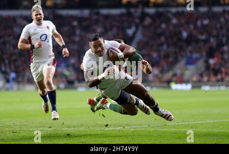 Londres, Royaume-Uni.20 novembre 2021, Rugby Union, Autumn Nations Series International, Angleterre contre Afrique du Sud, Twickenham, 2021, 20/11/2021 Manu Tuilagi d'Angleterre marque leur premier essai Credit:Paul Harding/Alay Live News Banque D'Images