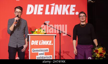 Bad Blankenburg, Allemagne.20 novembre 2021.Le politicien universitaire Christian Schaft (l) et l'avocat de Weimar Ulrike grosse-Röthig, les nouveaux présidents du Parti de gauche de Thuringe, remercient les délégués après leur élection.Tous deux ont été élus en tant que nouveau duo à la conférence du parti d'État de la gauche de Thuringe.Credit: Michael Reichel/dpa/Alay Live News Banque D'Images