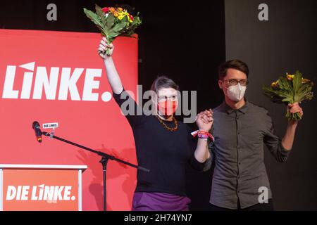 Bad Blankenburg, Allemagne.20 novembre 2021.L'avocat de Weimar Ulrike grosse-Röthig et le politicien universitaire Christian Schaft, les nouveaux présidents du Parti de gauche de Thuringe, remercient les délégués après leur élection.Tous deux ont été élus en tant que nouveau duo à la conférence du parti d'État de la gauche de Thuringe.Credit: Michael Reichel/dpa/Alay Live News Banque D'Images