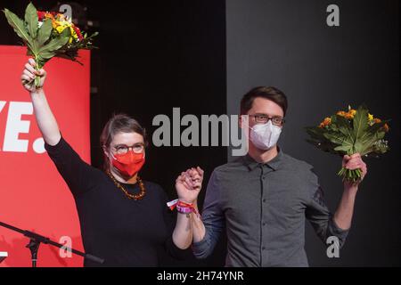 Bad Blankenburg, Allemagne.20 novembre 2021.L'avocat de Weimar Ulrike grosse-Röthig et le politicien universitaire Christian Schaft, les nouveaux présidents du Parti de gauche de Thuringe, remercient les délégués après leur élection.Tous deux ont été élus en tant que nouveau duo à la conférence du parti d'État de la gauche de Thuringe.Credit: Michael Reichel/dpa/Alay Live News Banque D'Images