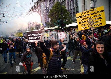 Londres, Royaume-Uni.20 novembre 2021.Des manifestants anti-vaccin se sont rassemblés dans le centre de Londres à Hyde Park pour un « rassemblement mondial pour la liberté » Credit: Aleksander Sacherczuk/Alamy Live News Banque D'Images