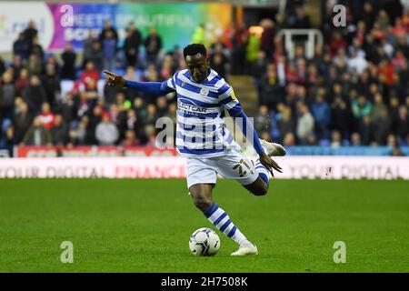 LECTURE, GBR.20 NOV Baba Rahman of Reading en action pendant le match de championnat Sky Bet entre Reading et Nottingham Forest au Select car Leasing Stadium, Reading le samedi 20 novembre 2021.(Credit: Jon Hobley | MI News) Credit: MI News & Sport /Alay Live News Banque D'Images