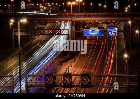 Image longue exposition de l'autoroute à Anvers montrant les pistes lumineuses des voitures qui passent Banque D'Images