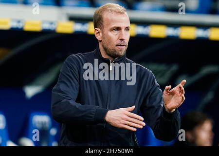 Sinsheim, Allemagne.20 novembre 2021.Football: Bundesliga, TSG 1899 Hoffenheim - RB Leipzig, Matchday 12, PreZero Arena.L'entraîneur de Hoffenheim Sebastian Hoeneß gestes.Crédit : Uwe Anspach/dpa - REMARQUE IMPORTANTE :Conformément aux règlements de la DFL Deutsche Fußball Liga et/ou de la DFB Deutscher Fußball-Bund, il est interdit d'utiliser ou d'avoir utilisé des photos prises dans le stade et/ou du match sous forme de séquences d'images et/ou de séries de photos de type vidéo./dpa/Alay Live News crédit:dpa Picture Alliance/Alay Live News Banque D'Images