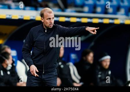 Sinsheim, Allemagne.20 novembre 2021.Football: Bundesliga, TSG 1899 Hoffenheim - RB Leipzig, Matchday 12, PreZero Arena.L'entraîneur de Hoffenheim Sebastian Hoeneß gestes.Crédit : Uwe Anspach/dpa - REMARQUE IMPORTANTE :Conformément aux règlements de la DFL Deutsche Fußball Liga et/ou de la DFB Deutscher Fußball-Bund, il est interdit d'utiliser ou d'avoir utilisé des photos prises dans le stade et/ou du match sous forme de séquences d'images et/ou de séries de photos de type vidéo./dpa/Alay Live News crédit:dpa Picture Alliance/Alay Live News Banque D'Images