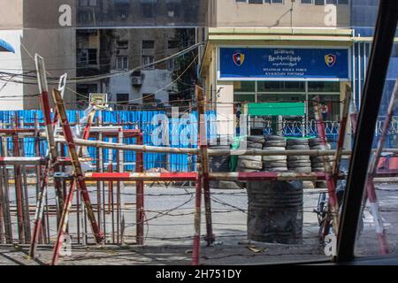 Yangon, Myanmar.20 novembre 2021.Les forces de sécurité sont vues à l'intérieur d'un bunker à l'entrée d'un poste de police.l'armée du Myanmar est détenue Conseiller d'État du Myanmar Aung San Suu Kyi le 01 février,2021 et a déclaré l'état d'urgence tout en prenant le pouvoir dans le pays pendant un an après avoir perdu l'élection contre la Ligue nationale pour la démocratie (NLD).Crédit : SOPA Images Limited/Alamy Live News Banque D'Images