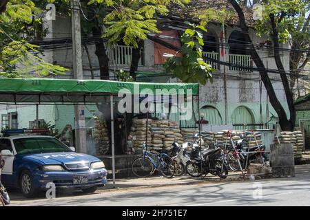 Yangon, Myanmar.20 novembre 2021.Les forces de sécurité sont vues à l'intérieur d'un bunker à l'entrée d'un poste de police.l'armée du Myanmar est détenue Conseiller d'État du Myanmar Aung San Suu Kyi le 01 février,2021 et a déclaré l'état d'urgence tout en prenant le pouvoir dans le pays pendant un an après avoir perdu l'élection contre la Ligue nationale pour la démocratie (NLD).Crédit : SOPA Images Limited/Alamy Live News Banque D'Images