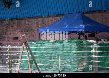 Yangon, Myanmar.20 novembre 2021.Les forces de sécurité sont vues à l'intérieur d'un bunker à l'entrée d'un poste de police.l'armée du Myanmar est détenue Conseiller d'État du Myanmar Aung San Suu Kyi le 01 février,2021 et a déclaré l'état d'urgence tout en prenant le pouvoir dans le pays pendant un an après avoir perdu l'élection contre la Ligue nationale pour la démocratie (NLD).Crédit : SOPA Images Limited/Alamy Live News Banque D'Images