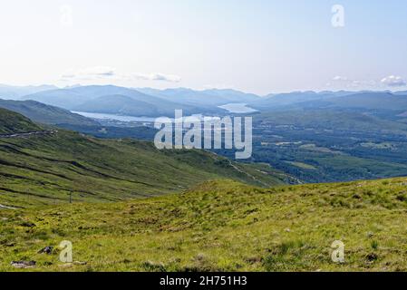 Vues vers le Loch Linnhe, le Loch Eil et le fort William depuis Ben Nevis (la plus haute montagne du Royaume-Uni, Ben Nevis se trouve à 1,345 mètres d'altitude Banque D'Images