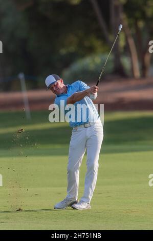 Jamie Donaldson du pays de Galles joue un tir au dix-huitième trou lors de la journée 3 du Championnat du monde DP à Jumeirah Golf Estates, Dubaï, Émirats Arabes Unis, le 20 novembre 2021.Photo de Grant Winter.Utilisation éditoriale uniquement, licence requise pour une utilisation commerciale.Aucune utilisation dans les Paris, les jeux ou les publications d'un seul club/ligue/joueur.Crédit : UK Sports pics Ltd/Alay Live News Banque D'Images