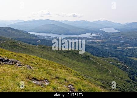 Vues sur le Loch Linnhe, le Loch Eil et le fort William depuis Ben Nevis (la plus haute montagne du Royaume-Uni, Ben Nevis se trouve à 1,345 mètres Banque D'Images