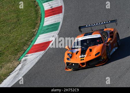 Scarperia, 19 novembre 2021 : course 1 du défi Ferrari Trofeo Pirelli lors des finales du défi Ferrari au Mugello 2021.Italie. Banque D'Images