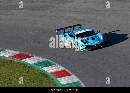 Scarperia, 19 novembre 2021 : course 1 du défi Ferrari Trofeo Pirelli lors des finales du défi Ferrari au Mugello 2021.Italie. Banque D'Images