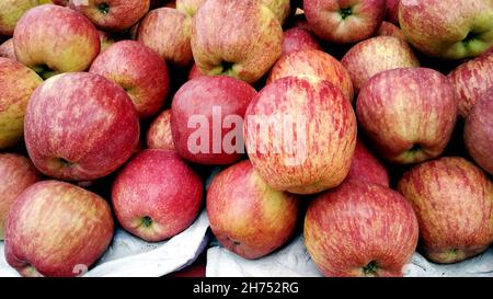 Bouquet de pomme fraîche dans le marché de gros plan , Asie , Inde Banque D'Images