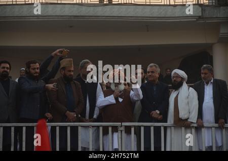 Peshawar, Khyber Pakhtunkhwa, Pakistan.20 novembre 2021.Le parti d'opposition, le mouvement démocratique du Pakistan (PDM), a manifesté à Peshawar pour protester contre l'inflation, le chômage et d'autres questions économiques.(Image de crédit : © Hussain Ali/Pacific Press via ZUMA Press Wire) Banque D'Images