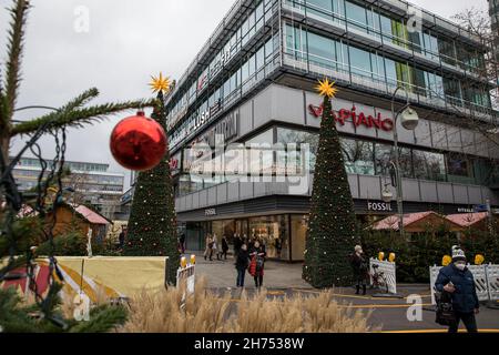 Berlin, Allemagne.20 novembre 2021.Le marché de Noël dans le centre de Berlin-Ouest, près du célèbre Kurfürstendamm de Berlin, ouvrira le lundi 22 novembre à Berlin, en Allemagne, le 20 novembre 2021.(Photo de Michael Kuenne/PRESSCOV/Sipa USA) crédit: SIPA USA/Alay Live News Banque D'Images