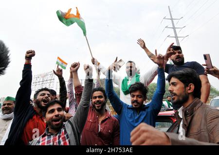 Non exclusif: NEW DELHI, INDE - 19 NOVEMBRE 2021: Les agriculteurs indiens dansent et offe des bonbons tout en célébrant la victoire de leurs demandes après l'indien Banque D'Images
