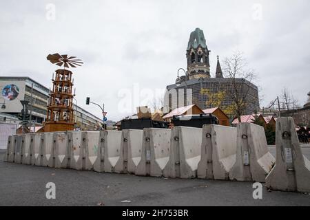 Berlin, Allemagne.20 novembre 2021.En prévision du marché de Noël 2018, la place Breitscheidplatz et ses environs ont été fortifiés contre d'autres attaques terroristes à Berlin, en Allemagne, le 20 novembre 2021.(Photo de Michael Kuenne/PRESSCOV/Sipa USA) crédit: SIPA USA/Alay Live News Banque D'Images