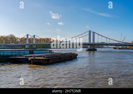 LONDRES, Royaume-Uni - 11 NOVEMBRE 2021 : vue sur le pont de Chelsea au-dessus de la Tamise à l'ouest de Londres, reliant Chelsea sur la rive nord à Battersea sur le Banque D'Images