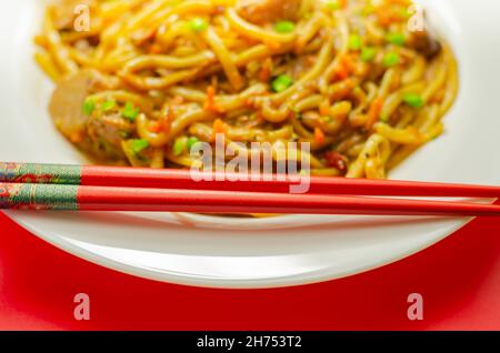 Nouilles aux œufs cuites à la main avec canard râpé dans une sauce à la prune, au gingembre, au Chili et à l'ail avec oignons, carottes, pak choi, châtaignes d'eau, o Banque D'Images