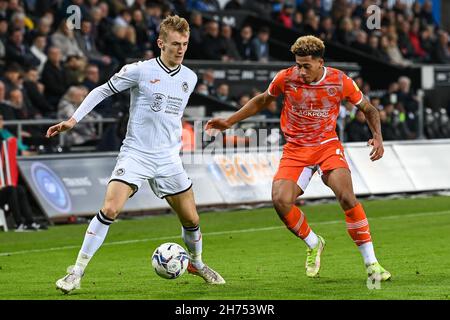 Jordan Lawrence-Gabriel #4 de Blackpool sous la pression de Flynn Downes #4 de Swansea City in, le 11/20/2021.(Photo de Craig Thomas/News Images/Sipa USA) crédit: SIPA USA/Alay Live News Banque D'Images