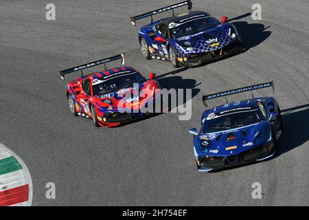 Scarperia, 19 novembre 2021: Ferrari Challenge Coppa Shell Race 1 pendant les finales du monde du défi Ferrari à Mugello 2021.Italie. Banque D'Images