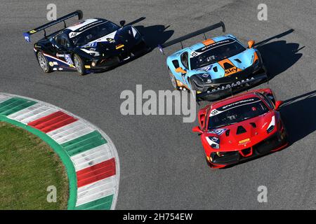 Scarperia, 19 novembre 2021: Ferrari Challenge Coppa Shell Race 1 pendant les finales du monde du défi Ferrari à Mugello 2021.Italie. Banque D'Images