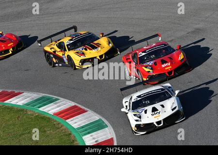 Scarperia, 19 novembre 2021: Ferrari Challenge Coppa Shell Race 1 pendant les finales du monde du défi Ferrari à Mugello 2021.Italie. Banque D'Images