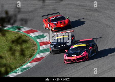 Scarperia, 19 novembre 2021: Ferrari Challenge Coppa Shell Race 1 pendant les finales du monde du défi Ferrari à Mugello 2021.Italie. Banque D'Images