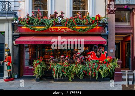 LONDRES, Royaume-Uni - NOVEMBRE 11 2021 : le Clos Maggiore, un restaurant français moderne situé dans le Covent Garden de Londres, est décoré pour Noël. Banque D'Images