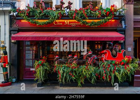 LONDRES, Royaume-Uni - NOVEMBRE 11 2021 : le Clos Maggiore, un restaurant français moderne situé dans le Covent Garden de Londres, est décoré pour Noël. Banque D'Images