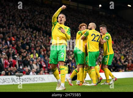 Max Aarons de Norwich City célèbre après que le coéquipier Grant Hanley (caché) ait obtenu le deuxième but de son équipe lors du match de la Premier League à Carrow Road, Norwich.Date de la photo: Samedi 20 novembre 2021. Banque D'Images