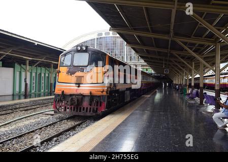 Bangkok, Thaïlande.20 novembre 2021.Thaïlande - 20 novembre 2021 Gare de Bangkok également connue sous le nom de ''Hua Lamphong'', le centre du système de transport ferroviaire, le plus vieux de Thaïlande, 105 ans, au coeur de Bangkok, bientôt tous les trains, en particulier les trains longue distance, seront déplacés pour utiliser la gare centrale de Bang Sue comme un nouveau terminal.(Credit image: © Teera Noisakran/Pacific Press via ZUMA Press Wire) Banque D'Images