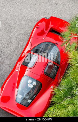 Une super voiture rouge noble d'en haut Banque D'Images