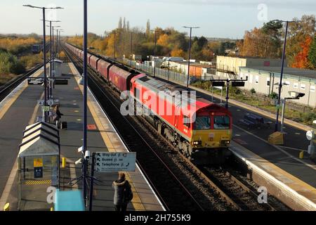 DBS classe 66 loco 66034 passe la gare de Barnetby avec les 1111 aciéries Scunthorpe au service de terminal en vrac d'Immingham le 17/11/21. Banque D'Images