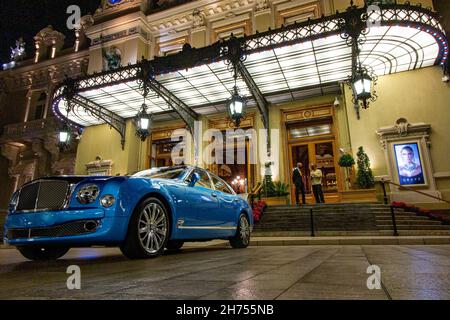 Le célèbre Casino de Monte Carlo à Monaco, en France, avec un Bentley garé en face. Banque D'Images