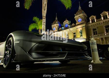 Le célèbre Casino de Monte Carlo à Monaco, en France, avec une Lamborghini garée en face. Banque D'Images