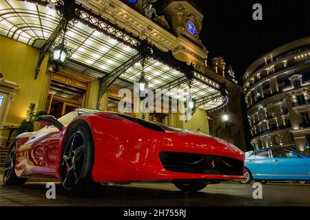 Le célèbre Casino de Monte Carlo à Monaco, en France, avec une Ferrari et une Bentley garées en face. Banque D'Images