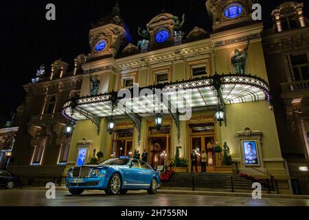 Le célèbre Casino de Monte Carlo à Monaco, en France, avec un Bentley garé en face. Banque D'Images