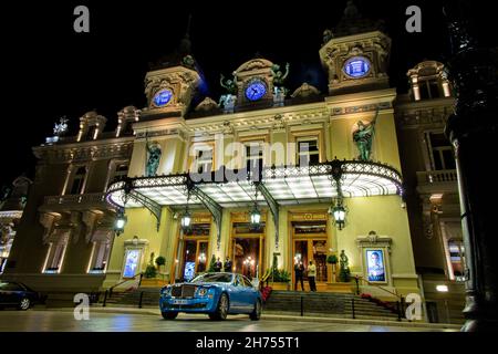 Le célèbre Casino de Monte Carlo à Monaco, en France, avec un Bentley garé en face. Banque D'Images