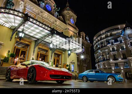 Le célèbre Casino de Monte Carlo à Monaco, en France, avec une Ferrari et une Bentley garées en face. Banque D'Images