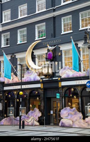 Londres, Royaume-Uni - 20 novembre 2021 : les boutiques sont décorées pour Noël dans un quartier élégant de New Bond Street. Banque D'Images