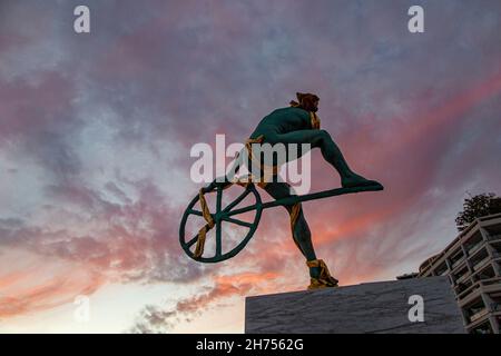 La statue d'Ulysses par Anna Chromy dans le port de Monte Carlo à Monaco, France, au coucher du soleil Banque D'Images