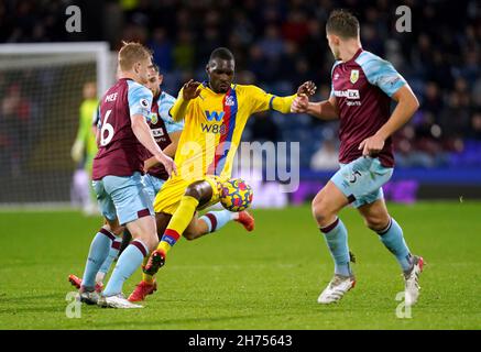 Christian Benteke (au centre) du Crystal Palace se bat pour le ballon avec Ben Mee (à gauche) de Burnley et James Tarkowski lors du match de la Premier League à Turf Moor, Burnley.Date de la photo: Samedi 20 novembre 2021. Banque D'Images