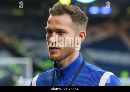 Glasgow, Royaume-Uni.20 novembre 2021.Le Celtic joue à St Johnstone lors de la demi-finale de la coupe Premier Sports de la Scottish football League, à Hampden Park, Glasgow, Royaume-Uni.Le jeu a été précédé d'un silence de quelques minutes en souvenir de Bertie Auld, ancien joueur celte et membre de la célèbre équipe des Lions de Lisbonne, qui est décédé plus tôt cette semaine.Tous les joueurs celtiques avaient le numéro 10, le numéro de joueur d'Auld, sur leur short.Photo de LIAM GORDON capitaine de St Johnstone.Crédit : Findlay/Alay Live News Banque D'Images