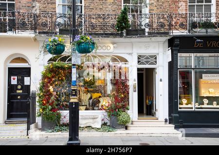 Londres, Royaume-Uni - 20 novembre 2021 : les boutiques sont décorées pour Noël dans un quartier élégant de Chelsea. Banque D'Images