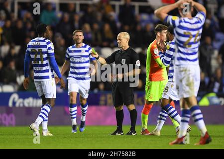 LECTURE, GBR.20 NOVEMBRE arbitre, Andy Woolmer montre une carte jaune pour comportement non sportif à Baba Rahman de Reading pendant le match de championnat de pari de ciel entre Reading et Nottingham Forest au Select car Leasing Stadium, Reading le samedi 20 novembre 2021.(Credit: Jon Hobley | MI News) Credit: MI News & Sport /Alay Live News Banque D'Images