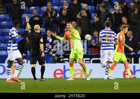 LECTURE, GBR.20 NOV Joe Worrall de Nottingham Forest gestes à Referee, Andy Woolmer lors du match de championnat Sky Bet entre Reading et Nottingham Forest au Select car Leasing Stadium, Reading le samedi 20 novembre 2021.(Credit: Jon Hobley | MI News) Credit: MI News & Sport /Alay Live News Banque D'Images
